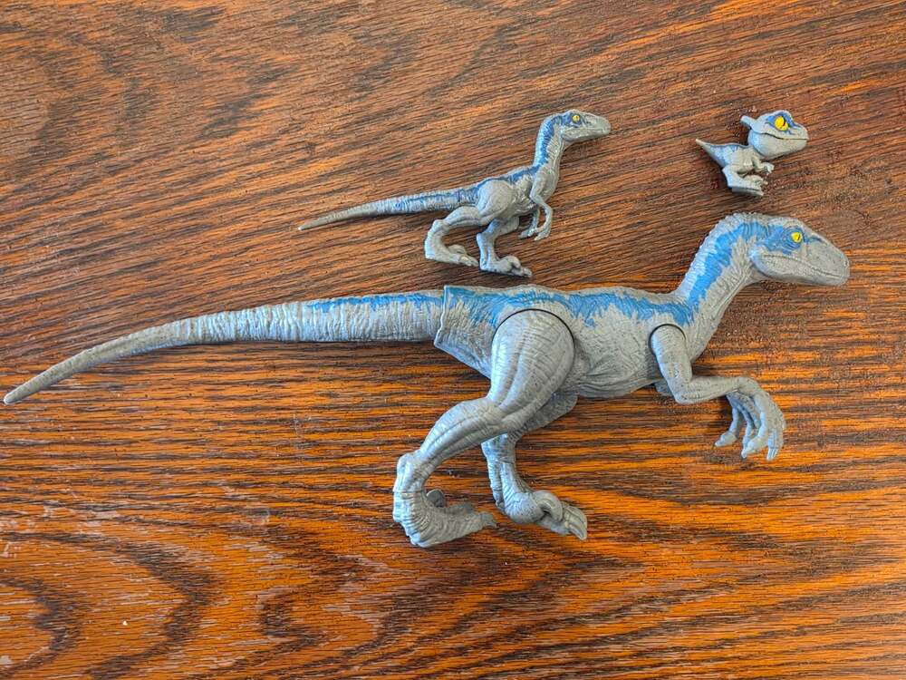 Mattel Jurassic World Velociraptor Blue 3-Piece Dinosaur Figure Set - Picture 4 of 5